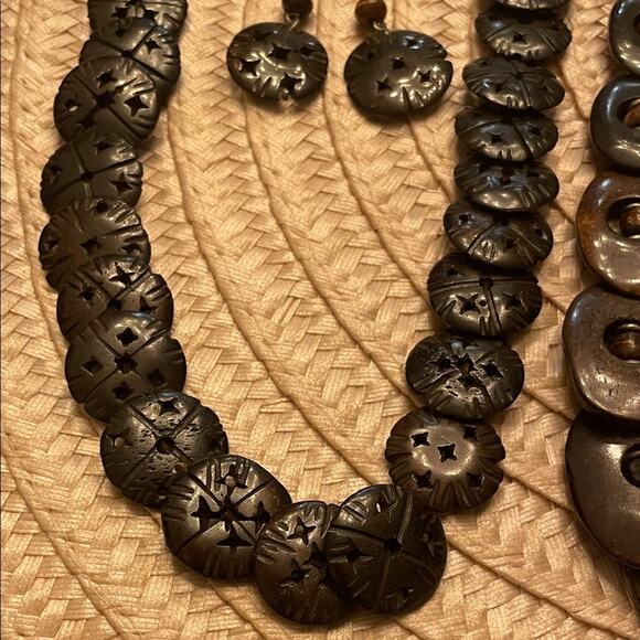 Earthy Coconut and Metallic Silver Necklace set - Picture 5 of 9